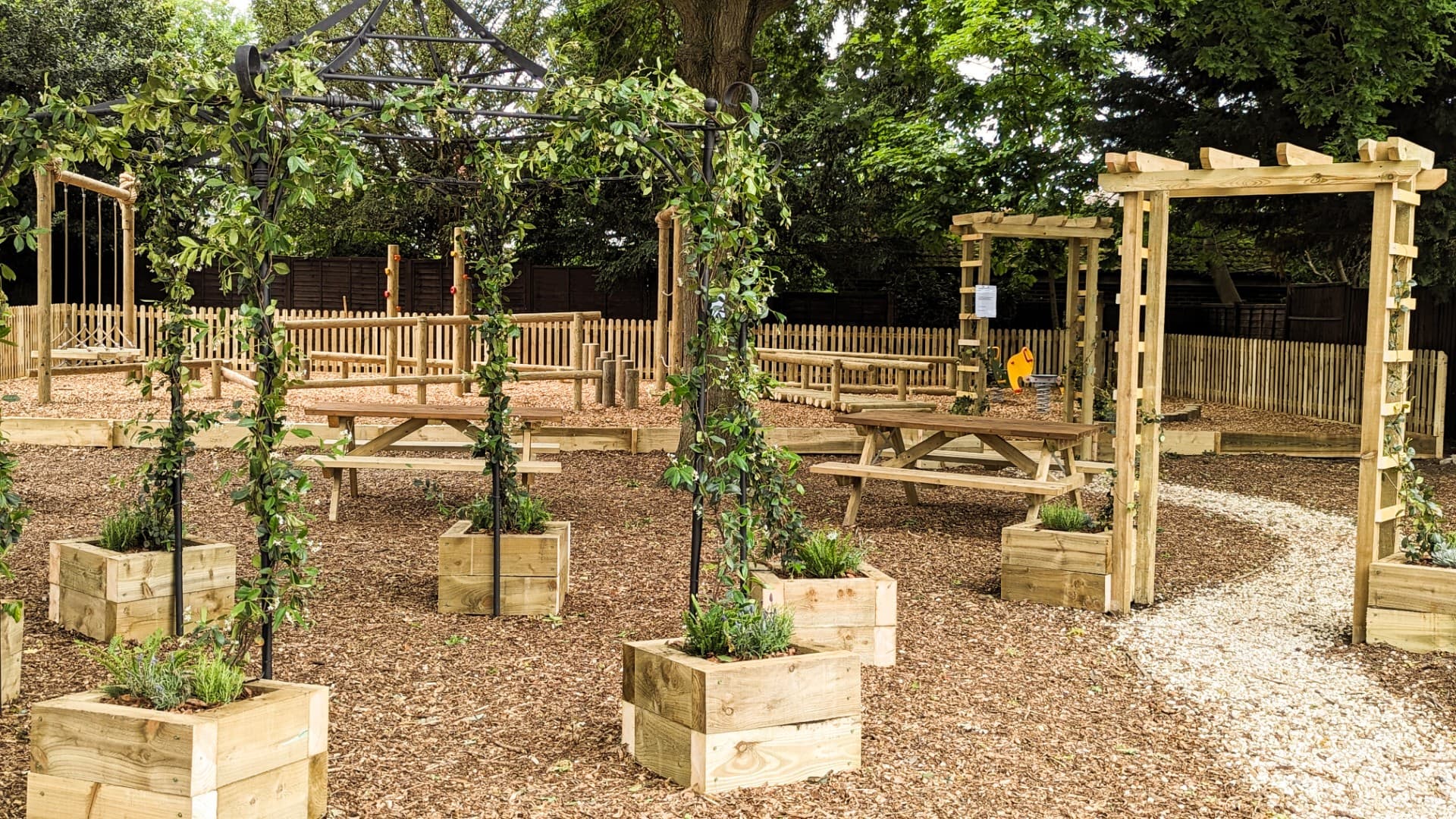 the-plough-harrow-long-ditton-the-garden